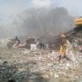 Tak Peduli Pekat Asap Kebakaran TPA Putri Cempo, Sainem Terus Kais Sampah