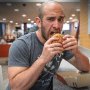 Makan Burger Tiap Hari, Pelatih Pribadi Ini Tetap Bisa Turunkan Berat Badan