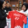 Bantu Museum Olahraga, Legenda Bulutangkis Sumbang Kaos Bersejarah ke Risma