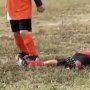 Kocak, Bocah Ini Tiru Aksi Diving Neymar saat Terjatuh
