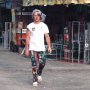 Liburan di Bali, DJ Diplo Nekat Ganti Celana di Pinggir Jalan