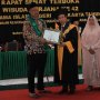 Gantikan Wisuda Anaknya yang Wafat, Sarifuddin Tak Kuasa Menahan Air Mata