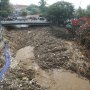 Penampakan 80 Ton Sampah Kiriman di Pintu Air Manggarai