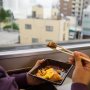 Ngakak, Sabarnya Pria Ini Hadapi Gangguan saat Bikin Video Review Makanan