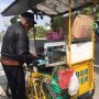 Simbah Penjual Burger Dinar Legendaris Jogja Terserempet Sepeda Motor, Banjir Doa Warganet