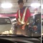 Gila, Staf Hypermarket di Malaysia Pamer Alat Vital di Depan Mobil Wanita