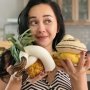 3 Potret Aura Kasih Foto Bareng Reptil, Pose Kadal Paling Disorot
