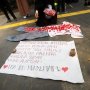 Protes Kekerasan Aparat, Emak-Emak Tabur Bunga di Polda Metro Jaya