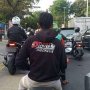 Pria Naik Motor Tak Pakai Helm, Warganet Pertanyakan Tulisan Jaketnya