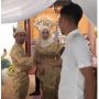 Viral, Pengantin Pria Kirim Salam Perdamaian Kocak di Pesta Pernikahan