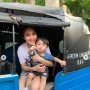 Anti Gengsi, Anak Sandra Dewi Girang Saat Naik Bajaj dan Transjakarta