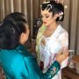 Video Viral Pengantin Disembur Asap Rokok, Ritual Sembogo Tuai Kontroversi