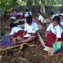 Siswa SD Ini Jalanai UTS Beralaskan Tikar di Hutan, Guru: untuk Masa Depan
