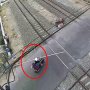 Terlalu Barbar, Emak-emak Pemotor Terobos Pintu Perlintasan KA Sampai Patah