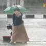 Mengharukan, Wanita Ini Basah Kuyup Demi Payungi Pengemis Lumpuh Merangkak
