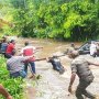 Mobil Bupati Kepulauan Yapen Papua Terseret Arus Sungai hingga 30 Menit