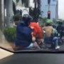 Kerokan di Persimpangan, Aksi Pemotor Ini Menyita Perhatian Pengguna Jalan
