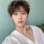 Pakai Lipstik Merah, Minhyun NU'EST Bikin Hati Penggemar Goyah