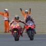 Momen Unik Saat Motor Marquez Mogok dan Didorong Syahrin, Bikin Salah Fokus