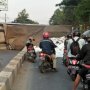 Truk Terguling, Puluhan Karung Terigu Berhamburan Tutup Jalan di Cilegon
