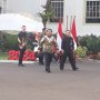 Calon Kuat Menhan, Prabowo Tiba di Istana Pakai Batik
