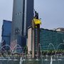 Kibarkan Spanduk Raksasa, Detik-detik Aksi Greenpeace di Patung Bundaran HI