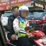 Bonceng Tanpa Helm dan Sambil Main HP, Pemotor 'Berseragam' Ini Viral