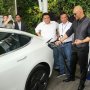 Deddy Corbuzier Coba Ngecas Mobil Listriknya di SPKLU PLN