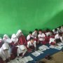 Numpang dan Belajar di Lantai, Siswa SD Mengeluh Pegal hingga Masuk Angin