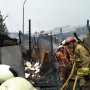 Kebakaran Dekat Stasiun Taman Kota, 14 Mobil Damkar Diterjunkan