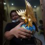 Begini Proses Pembuatan Plakat Garuda dan Wayang