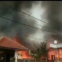 Kebakaran Berkobar Dekat Stasiun Taman Kota, Jakarta Barat
