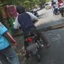 Ngawur Maksimal, Cara Pemotor Ini Membawa Batang Besi Memicu Sindiran Pedas
