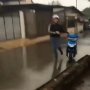Ikut Tren yang Viral, Seorang Pria Buang Motornya ke Selokan Lalu Ngopi
