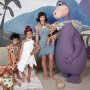 Lucunya Keluarga Kim Kardashian Jadi Flintstones saat Halloween