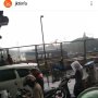 Duh, Tak Mau Basah Ada Ibu-Ibu Pakai Wadah Plastik di Kepala