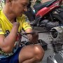 Punya Keterbatasan Fisik, Aksi Mekanik Motor Satu Ini Bikin Salut