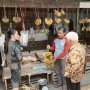 Sayang Cucu, Hatta Rajasa Borong Dagangan Penjual Pisang di Pinggir Jalan