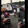 Viral Video Masinis Jajan  ke Warung Pakai Lokomotif, PT KAI Buka Suara