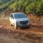 Detik-Detik Innova dan Xpander Diadu di Jalan Berlumpur, Siapa Nyangkut?