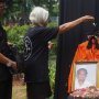 Aksi Tabur Bunga Peringati 21 Tahun Tragedi Semanggi I