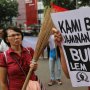 Bawa Sapu Lidi Emak-emak Geruduk DPRD DKI Jakarta