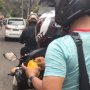 Aksi Pria Kupas Mangga Sambil Bonceng Motor Viral, Warganet Sarankan Ini
