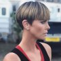 Ada Sosok Inspiratif di Balik Rambut Pendek Charlize Theron