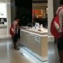 Tak Miliki Internet, Pegawai Samsung Izinkan Bocah Ini Kerjakan PR di Toko