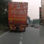 Cari Tumpangan Gratis, Pria ini Nekat Menggantung di Belakang Truk