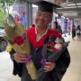 Viral Ayah Coba Jubah Wisuda Anaknya, Warganet Terharu