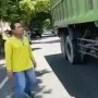 Tak Punya SIM dan Langgar Marka Jalan, Sopir Truk Disemprot Bupati Lumajang