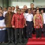 Didampingi Risma dan Sejumlah Menteri, Megawati Dapat Penghargaan dari BMKG