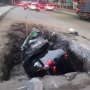 Mobil Terperosok ke Lubang Galian di Jalan DI Panjaitan, Pengemudi Selamat